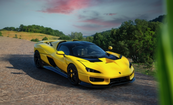 Hypercar gialla esposta all'aperto