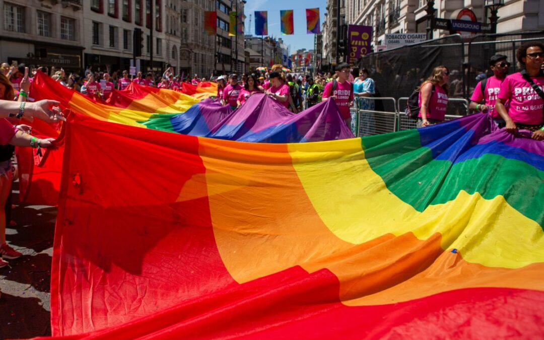 Report Booking.com, 59% dei viaggiatori LGBTQ+ ha subito discriminazioni