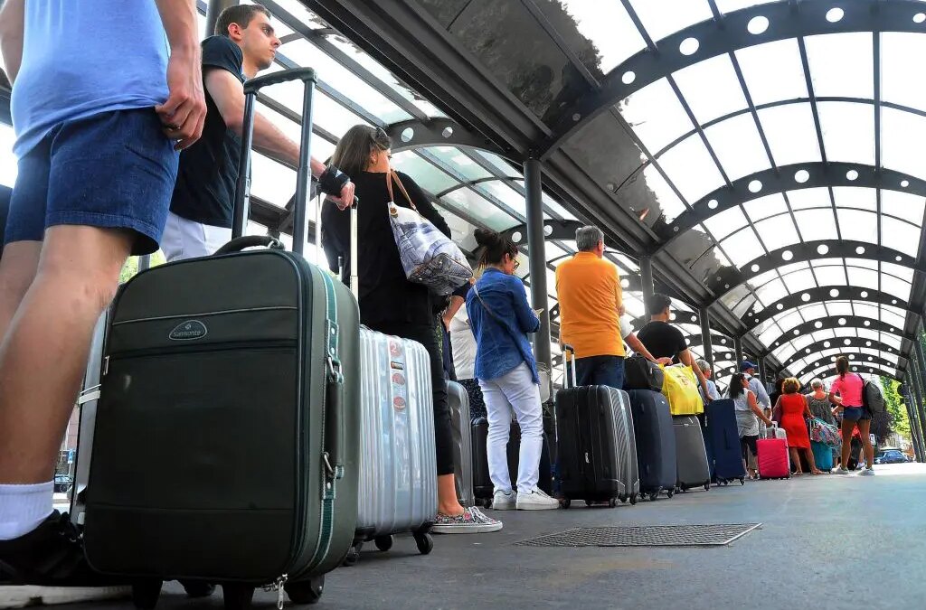 Confcommercio, almeno una vacanza nell’estate 2025 per 30,5 milioni di italiani